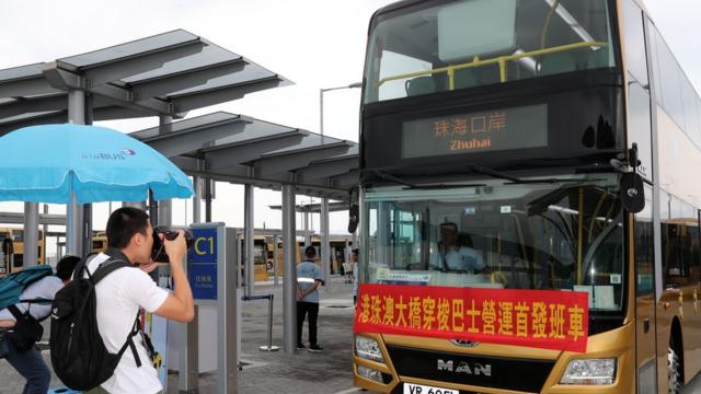 除了驾驶私家车，旅客可以乘坐穿梭巴士来往香港与澳门和珠海。
