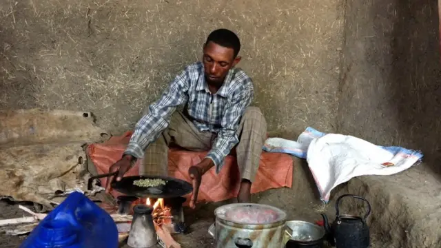 Obbo Tashoomaa Gabiree yeroo isaan buna danfisan