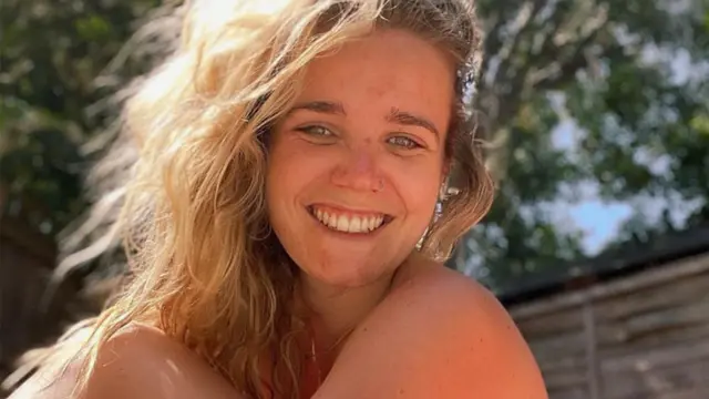 엠 클락슨은 영국에서 활동하는 인플루언서다