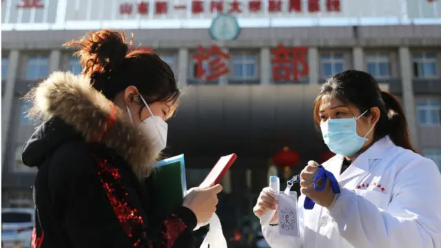 সংক্রমণের ঝুঁকিতে থাকা লোকজনকে সনাক্ত করতে চীনে ব্যাপকভাবে স্মার্টফোনের অ্যাপ ব্যবহার করা হয়েছে।