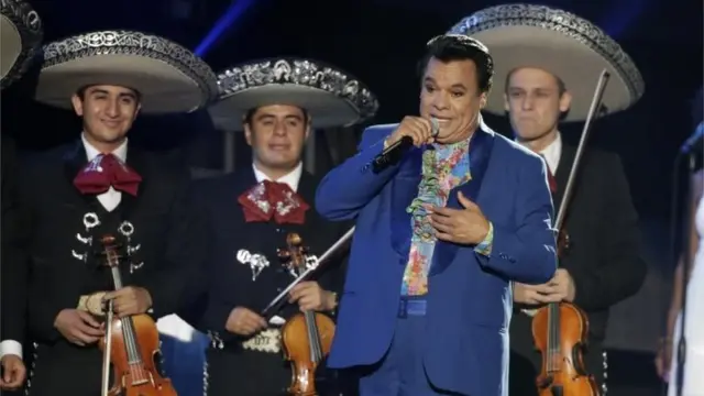 Juan Gabriel junto a mariachis