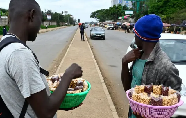 Namoota daandiirra deemuun waa gurguran.