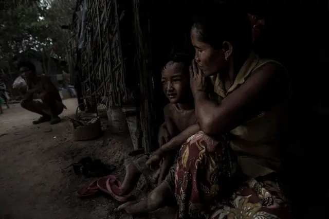 தன் சிறுவயதில் ஏஜென்ட் ஆரஞ்ச் தாக்குதலை எதிர்கொண்ட கம்போடியத் தாயும், முட்டிக்கு கீழே கால்களும், ஒரு கையும் இல்லாத அவரது குழந்தையும்.