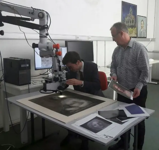 நிர்வாண மோனாலிசா என்று சந்தேகிக்கப்படும் ஓவியத்தை ஆராயும் வல்லுநர்கள்.