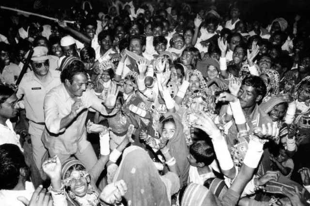 జనం మధ్యలో ఎన్‌టీఆర్