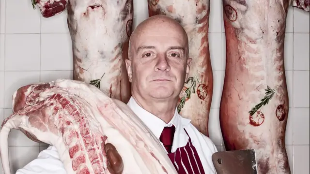 Мясник со свиной тушей