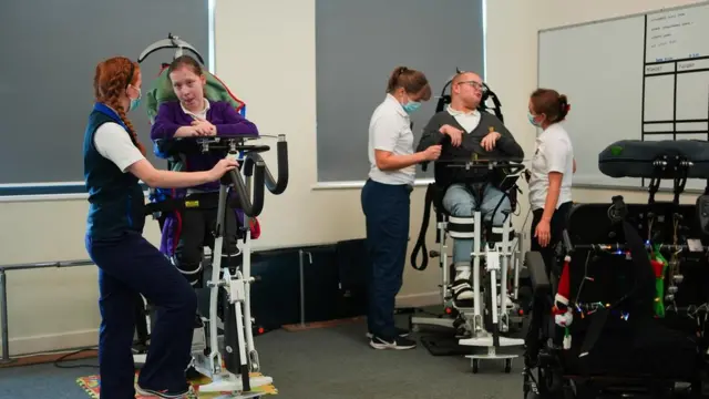 جاكوب وسيرين يستخدمان الأجهزة