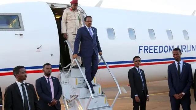 Madaxweyne Farmaajo oo ka soo dagaye garoonka diyaaradaha Garowe