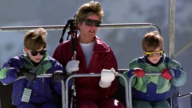 الأميرة ديانا برفقة الأمير ويليام وهاري وهم صغار