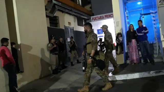 Vojnici ispred bolnice