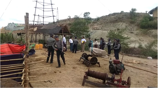 ရေနံမှော်ကို မှီပြီးလုပ်ကိုင်စားနေ ကြရတဲ့ လက်လုပ်လက်စား တွေ အများပြားရှိပါတယ်