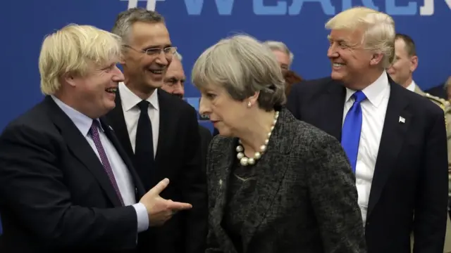 Бош вазир Тереза Мей томонидан Ташқи ишлар вазири этиб тайинланган Жонсон унга қарши танқидлар билан чиқиб истеъфо берган