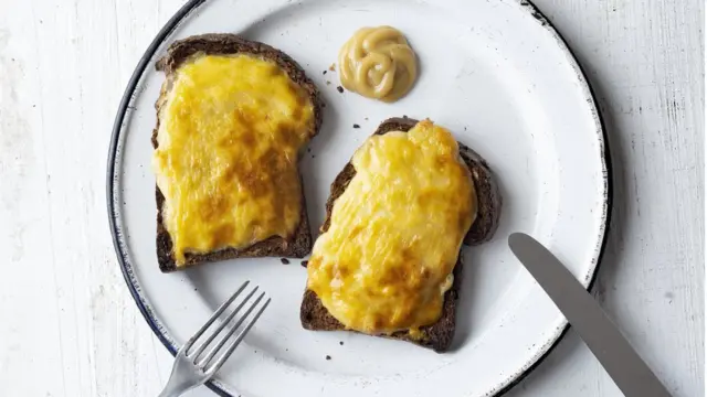 Уэльский гренок на тарелке с ножом и вилкой