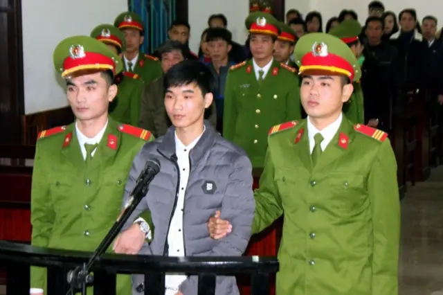 Nguyễn Văn Hóa trong phiên tòa ngày 27/11/2017