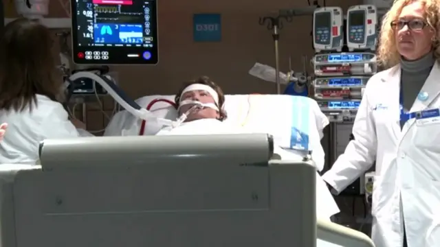 Equipe médica usa boneca para reconstituir recuperação extraordinária