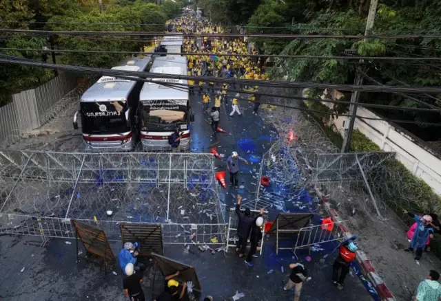 มวลชนกลุ่มเสื้อเหลืองรวมตัวกันอยู่บริเวณ ถ.ทหาร ใกล้แยกเกียกกาย