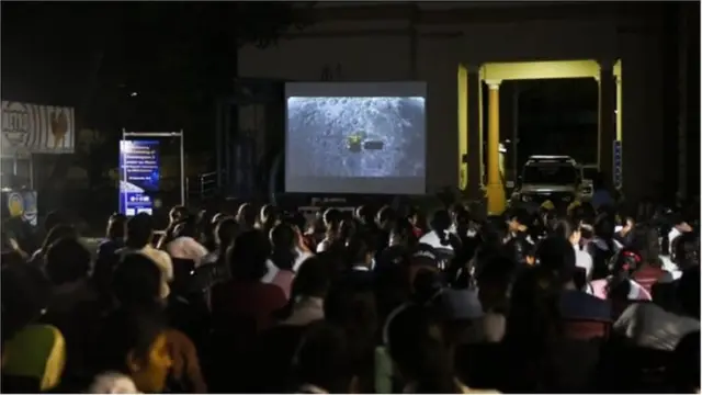 পৃথিবী জুড়ে কয়েক লাখ মানুষ চাঁদের অবতরণের এই দৃশ্যটি সরাসরি দেখেছেন।