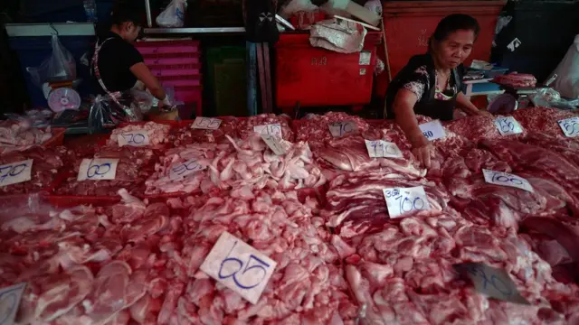 แม่ค้าตรวจดูสินค้าที่ขาย