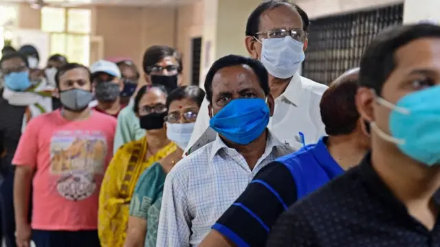 હૉસ્પિટલની બહાર લાઇનમાં ઊભેલા લોકોની તસવીર- પ્રતીકાત્મક