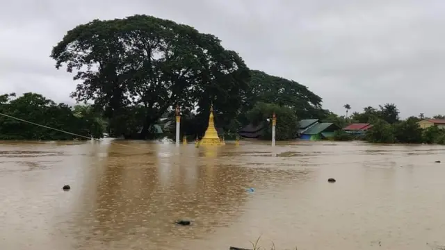 မြို့နယ်အချို့မှာရေကြီးလို့မိသားစုတွေရွှေ့ပြောင်းရ