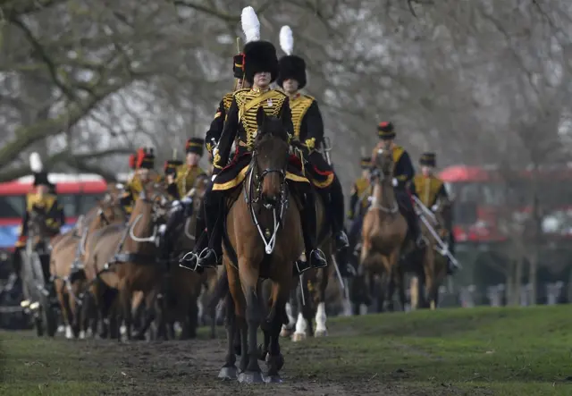 द किंग्ज़ ट्रूप रॉयल हॉर्स आर्टिलरी के घुड़सवार सैनिक ग्रीन पार्क में