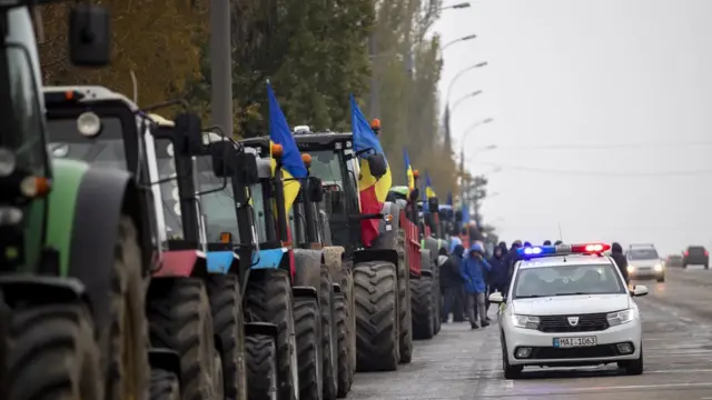 тракторы на обочине