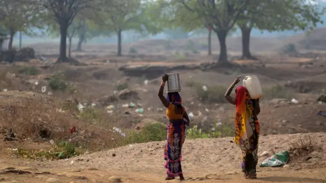 এলাহাবাদের কাছে পানীয় জল নিয়ে বাড়ির দিকে যাচ্ছেন গ্রামবাসীরা