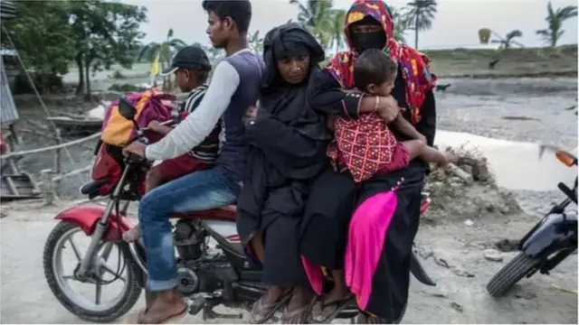 অভিযোগ রয়েছে, অতিরিক্ত যাত্রী ও নিরাপত্তা সরঞ্জাম ব্যবহার না করেই অনেকে মোটরসাইকেল চালান