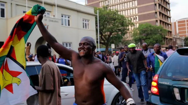 Personas celebran en la capital de Zimbabue.