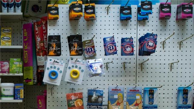 委内瑞拉一家药店的货架上摆满了避孕套。这个国家的避孕用品十分短缺，人们根本买不起。
