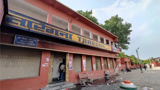 आग के हवाले किया गया तारेगना रेलवे स्टेशन