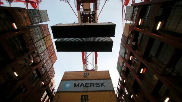 Contenedores en un puerto.