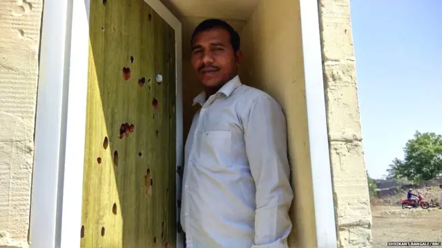 गारपीटीमुळे पवार यांच्या शौचालयाच्या दरवाज्यावर भोकं पडली आहेत.