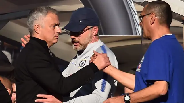 Mkufunzi wa Man United Jose Mourinho akisalimiana na Maurizio Sarri