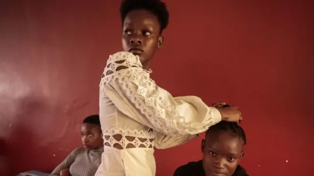 በያዝነው ሳምንት ረቡዕ በደቡብ አፍሪካዋ ሶዌቶ 'ሚስ ፍሪደም' የፋሽን ትርዒት የተካሄደ ሲሆን ከመድረክ ጀርባም የነበረው የጸጉር ስራ ይህንን ይመስል ነበር።