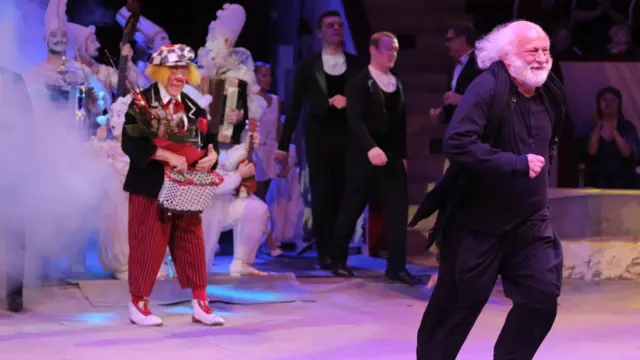 Вместе с "солнечным клоуном" Олегом Поповым на премьере программы "Пусть всегда будет солнце" в Петербургском цирке 13 февраля 2016 года