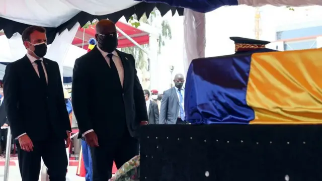 Le président français Emmanuel Macron (à gauche) et le président de la République démocratique du Congo Felix Tshisekedi (à droite) se recueillent devant le cercueil du défunt président tchadien Idriss Deby Itno lors des funérailles nationales à N'Djamena, le 23 avril 2021.