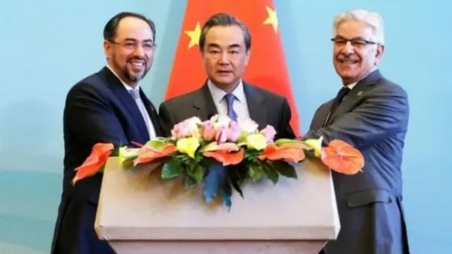 पहली बार तीनों देशों के विदेश मंत्रियों की बैठक बीजिंग में हुई है