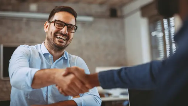 Personas dándose la mano