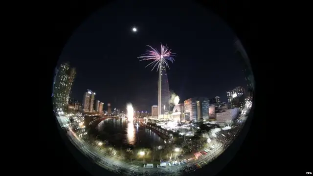 दक्षिण कोरिया की राजधानी सोल में 123 मंज़िला इमारत से आतिशाबाज़ी की गई.