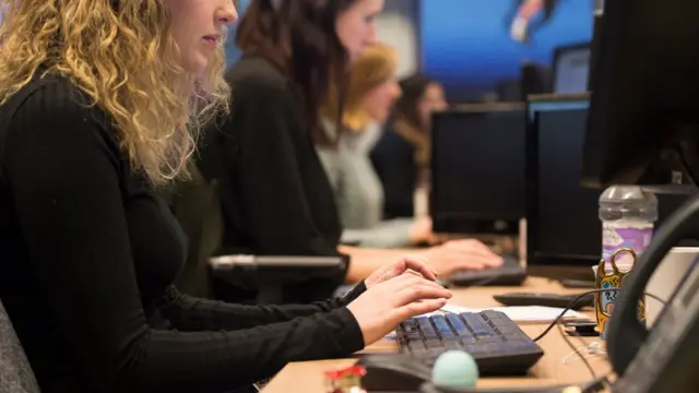 Una trabajadora en una oficina