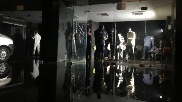 रात्री हॉस्पिटलमध्ये पाणी साचलेलं दिसलं.