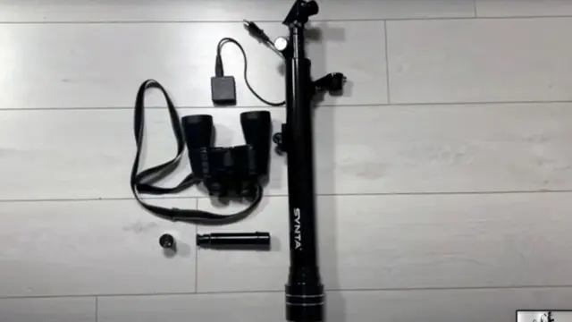 Fotografije teleskopa i dvogleda koje je FSB pronašao u Kevinovom stanu