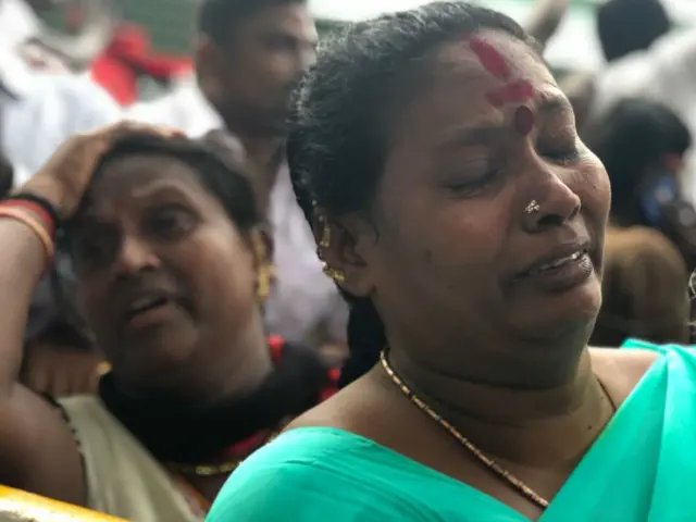 కరుణానిధి కోసం విలపిస్తున్న పార్టీ కార్యకర్తలు