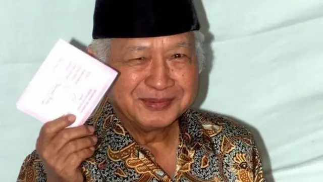 Former Indonesian President Suharto shows off his ballot before voting in Jakarta Monday morning, June 7, 1999.