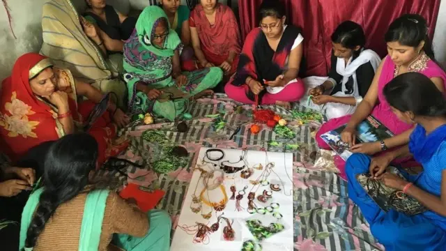 आभूषण बनाने में जुटी महिलाएं