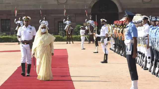 বাংলাদেশের প্রধানমন্ত্রীকে গার্ড অফ অনার প্রদান করা হচ্ছে।