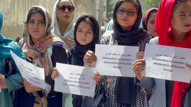 تجمعت ناشطات أفغانيات للاحتجاج على قيود طالبان، حيث شوهدن يطالبن بالحقوق والعدالة أمام وزارة شؤون المرأة السابقة التي أصبحت تدعى وزارة الأمر بالمعروف والنهي عن المنكر في ظل حكم طالبان.