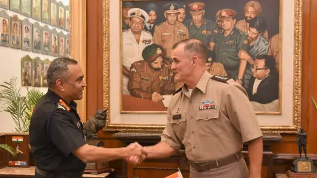 भारतका प्रधानसेनापती मनोज पान्डेसँग फ्लिन