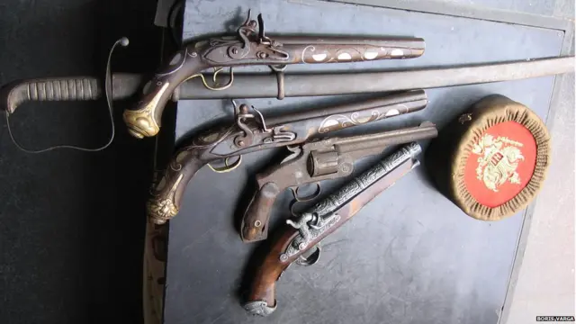 Традиційна чорногорська шапка та зброя